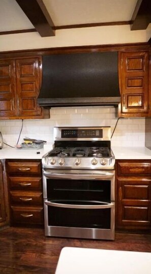 Fridge, microwave, oven, stovetop - Spacious home with office & entertainment near NYC (Ridgefield)