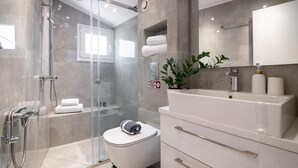 Apartment | 2 bedrooms - Minimal Loft With Sea View Over Zakynthos Harbor! (Zakynthos)