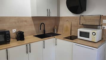 Fridge, microwave, oven, coffee/tea maker