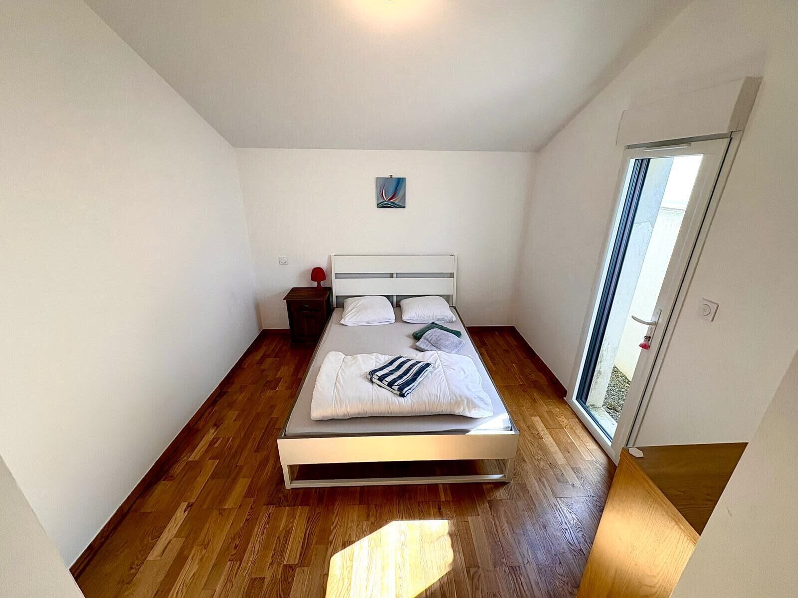 1 chambre, fer et planche à repasser, draps fournis