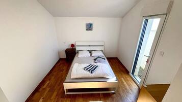 1 chambre, fer et planche à repasser, draps fournis
