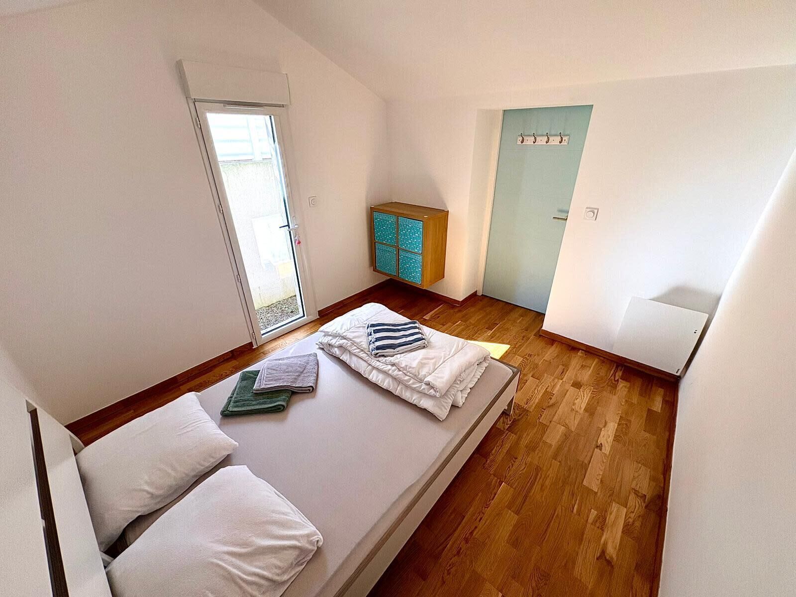 1 chambre, fer et planche à repasser, draps fournis