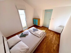 1 bedroom, iron/ironing board, bed sheets - Bright house with garden (Saint-Sébastien-sur-Loire)