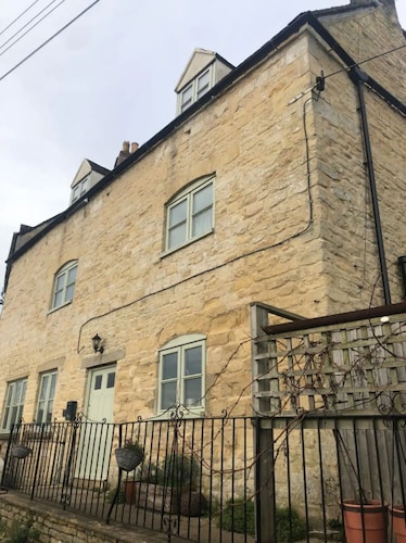 Traditional Cotswold cottage with stunning views