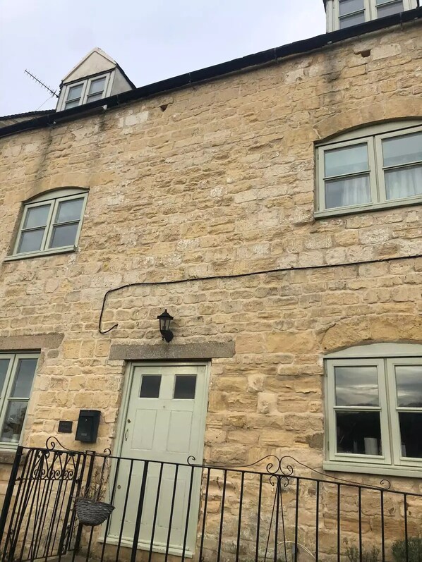 Exterior - Traditional Cotswold cottage with stunning views and walking (Stroud)