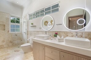 华丽别墅 | 浴室 | 淋浴设施、大花洒淋浴喷头、免费洗浴用品、吹风机