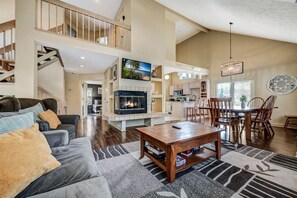 تلفزيون، مدفأة، مكتب