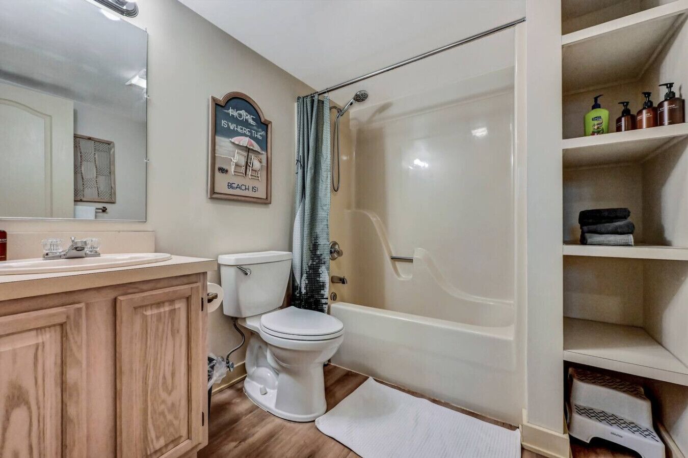Ein Badezimmer mit Toilette, Dusche und Ablage für Toilettenartikel.