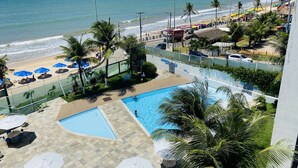 Ein Resort mit Schwimmbad, Strand und Meerblick.