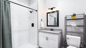 Amenidades de baño gratuitas, secadora de cabello, toallas