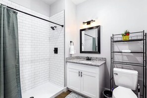 Amenidades de baño gratuitas, secadora de cabello, toallas 