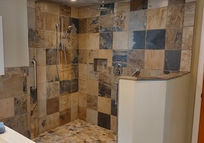 Shower, hair dryer, towels, toilet paper - Perfect getaway. Spectacular mountain and ocean view. Steps to the beach. (Heriot Bay)