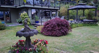 Perfect getaway. Spectacular mountain and ocean view. Steps to the beach.