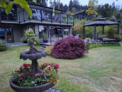 Perfect  getaway. Spectacular mountain and ocean view. Steps to the beach.