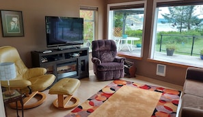 Living area - Perfect getaway. Spectacular mountain and ocean view. Steps to the beach. (Heriot Bay)