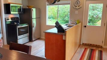 Jääkaappi, mikroaaltouuni, uuni, liesi