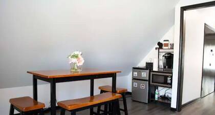 Lavish tub with free parking near several music & wedding venues