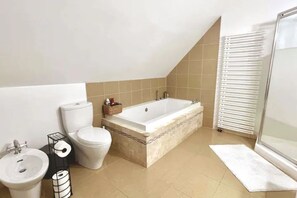 Sèche-cheveux, bidet, serviettes fournies, savon