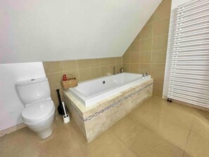 Secadora de cabello, bidet, toallas, jabón 