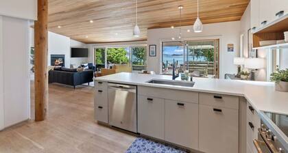 Poulsbo Shore Retreat w/ Kayaks, SUPs, & Bikes!