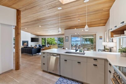 Poulsbo Shore Retreat w/ Kayaks, SUPs, & Bikes!