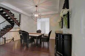 Interior - Luxurious 4 Bedroom home.
 (Oakville)