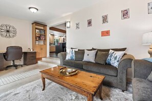 Fernseher, Kamin, Tischtennisplatte