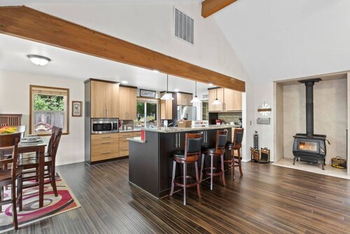 Port Orchard Oasis Retreat w/ Hot Tub & Game Room!