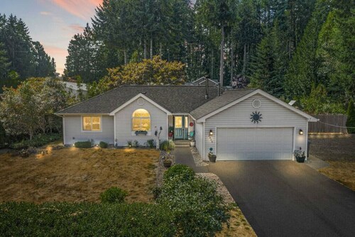 Port Orchard Oasis Retreat w/ Hot Tub & Game Room!