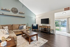 Fernseher, Kamin, Tischtennisplatte
