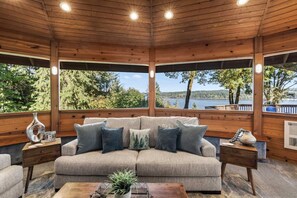 Smart-tv, een open haard, tafelvoetbal en een tafeltennistafel