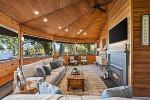 Smart TV, fireplace, table football, ping pong