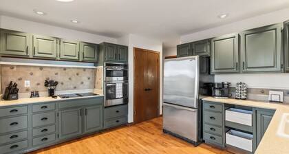 Eagle`s Lookout Lodge w/ Hot Tub