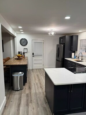 Frigorífico, microondas, horno y placa de cocina