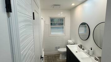 Doccia, asciugamani, sapone, shampoo