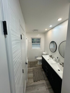 Doccia, asciugamani, sapone, shampoo