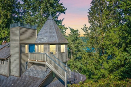 Exterior. BayView Tower - Romantic Studio w/ Beach Access