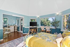 Iron/ironing board, free WiFi, bed sheets - BayView Tower - Romantic Studio w/ Beach Access (Bremerton)