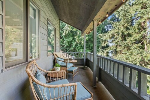 BayView Tower - Romantic Studio w/ Beach Access