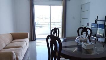 Basic Apartment | Dining