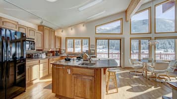 Premium House | Private kitchen | Full-sized fridge, microwave, oven, stovetop