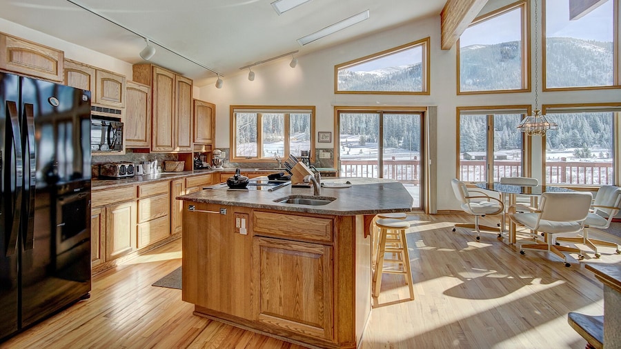 Evans Mountain Lodge