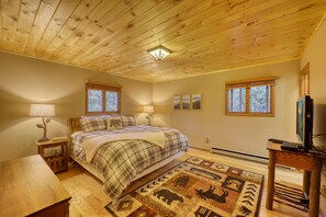 4 bedrooms, desk, iron/ironing board, travel cot - Pine Haven Getaway in Linville Land Harbor. 4BDR/3BA with Large Deck & Game Room (Newland)