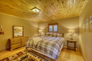 4 室のベッドルーム、デスク、アイロン / アイロン台、旅行用ベビーベッド