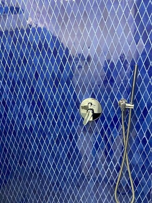 Rom – grand, flere senger | Bad | Dusj, regndusjhode, toalettartikler (inkludert) og hårføner