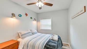 2 bedrooms, desk, WiFi, bed sheets