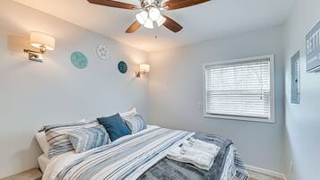 2 makuuhuonetta, työpöytä, Wi-Fi, vuodevaatteet