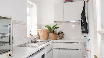 Refrigerador, lavavajillas, tetera/pava eléctrica, tostadora