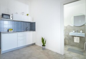 Kühlschrank, Mikrowelle, Wasserkocher mit Kaffee-/Teezubehör, Toaster