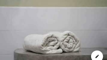 Sèche-cheveux, serviettes fournies, savon, shampoing